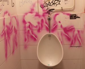 BARBIEMETRIE URINOIR Spay paint L Aérosol PARIS ©MoncorgéM Aout 2017