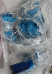 Série: "HUMAN COCOON" Baigneurs en plastique, seringues, spray paint, Molotow. 2018.