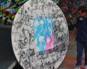 BARBIEMETRIE. Série :"Boys And Girls". Spray paint sur bois.Table diamètre180 . L'Aérosol. Paris 18éme. Aout 2017