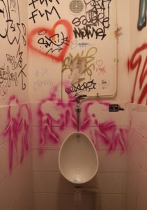 "URINOIR !" "BARBIEMETRIES". Spray paint. L' Aérosol. PARIS Aout 2017.