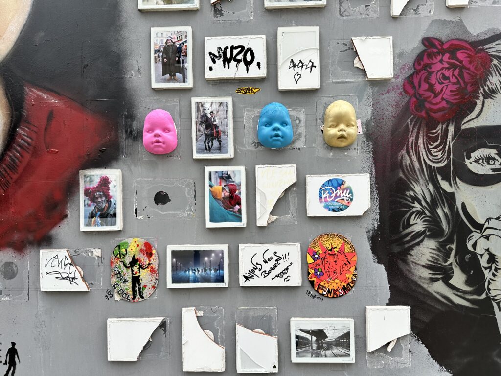 Collage « Pink, Blue or money! » Paris 13. Février 2024.